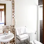 Elegant With Jacuzzi In